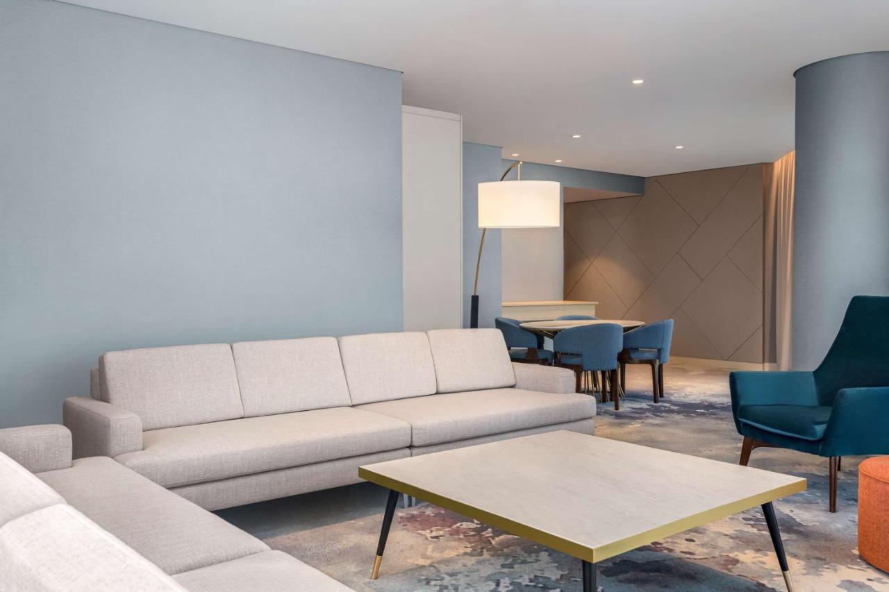 Radisson Blu Hotel Riyadh Convention And Exhibition Center Exteriér fotografie A living room in a suite at the hotel