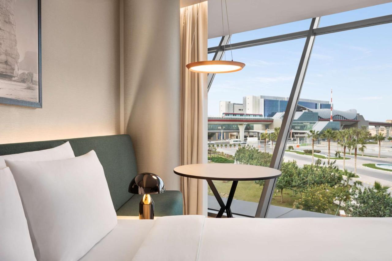 Radisson Blu Hotel Riyadh Convention And Exhibition Center Exteriér fotografie A guest room at the hotel