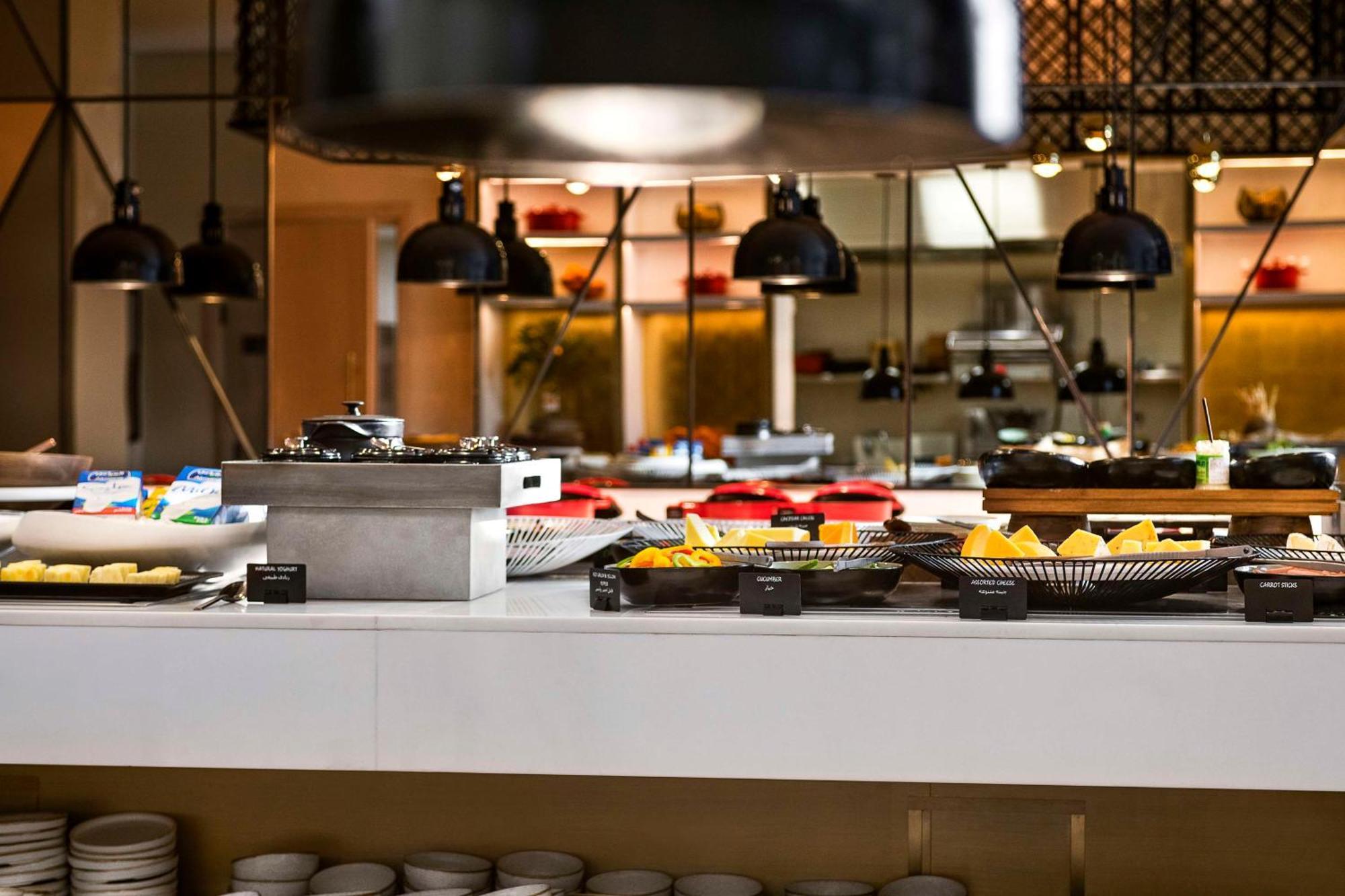 Radisson Blu Hotel Riyadh Convention And Exhibition Center Exteriér fotografie A buffet at a hotel