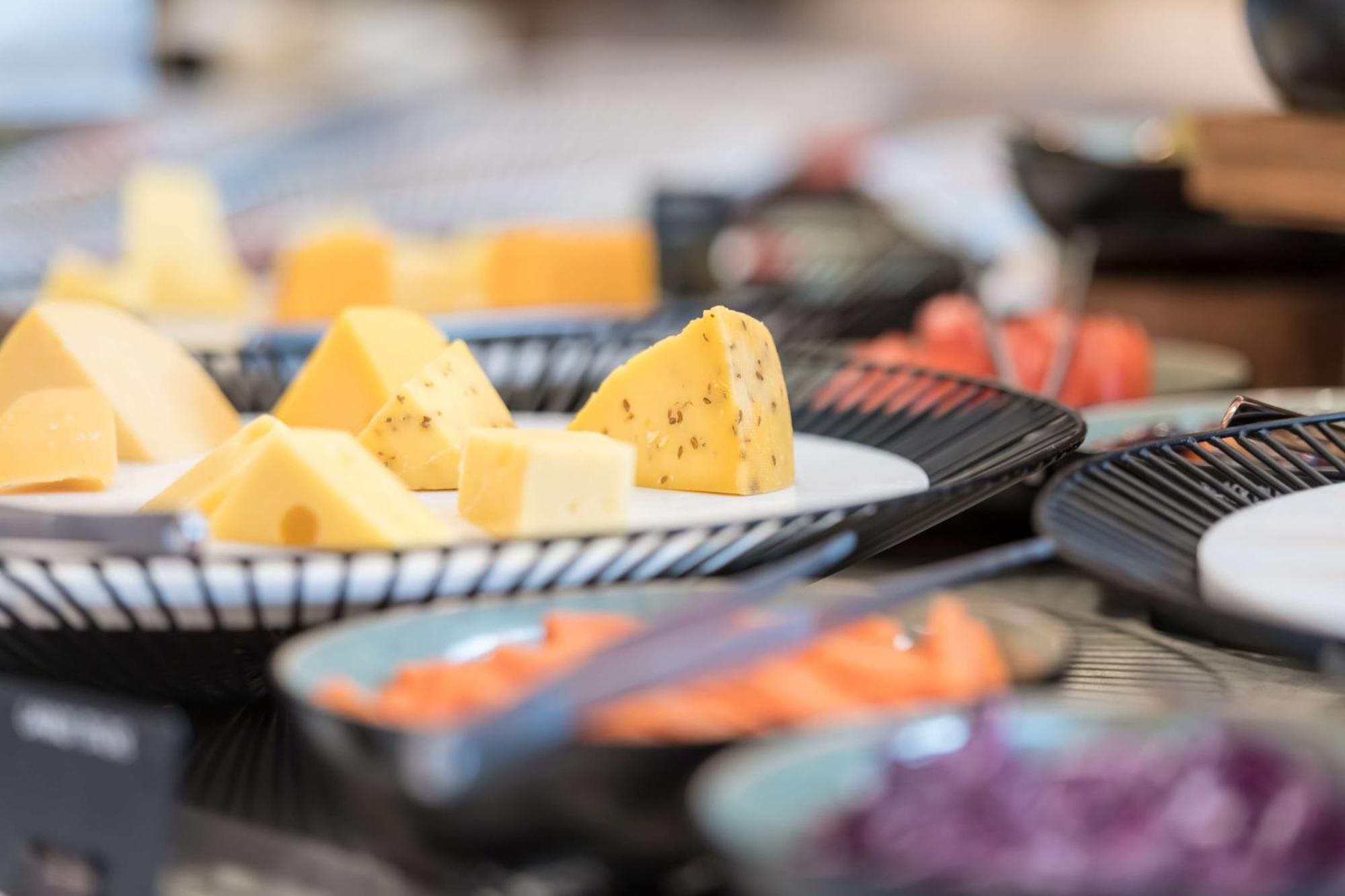 Radisson Blu Hotel Riyadh Convention And Exhibition Center Exteriér fotografie Cheese at a buffet