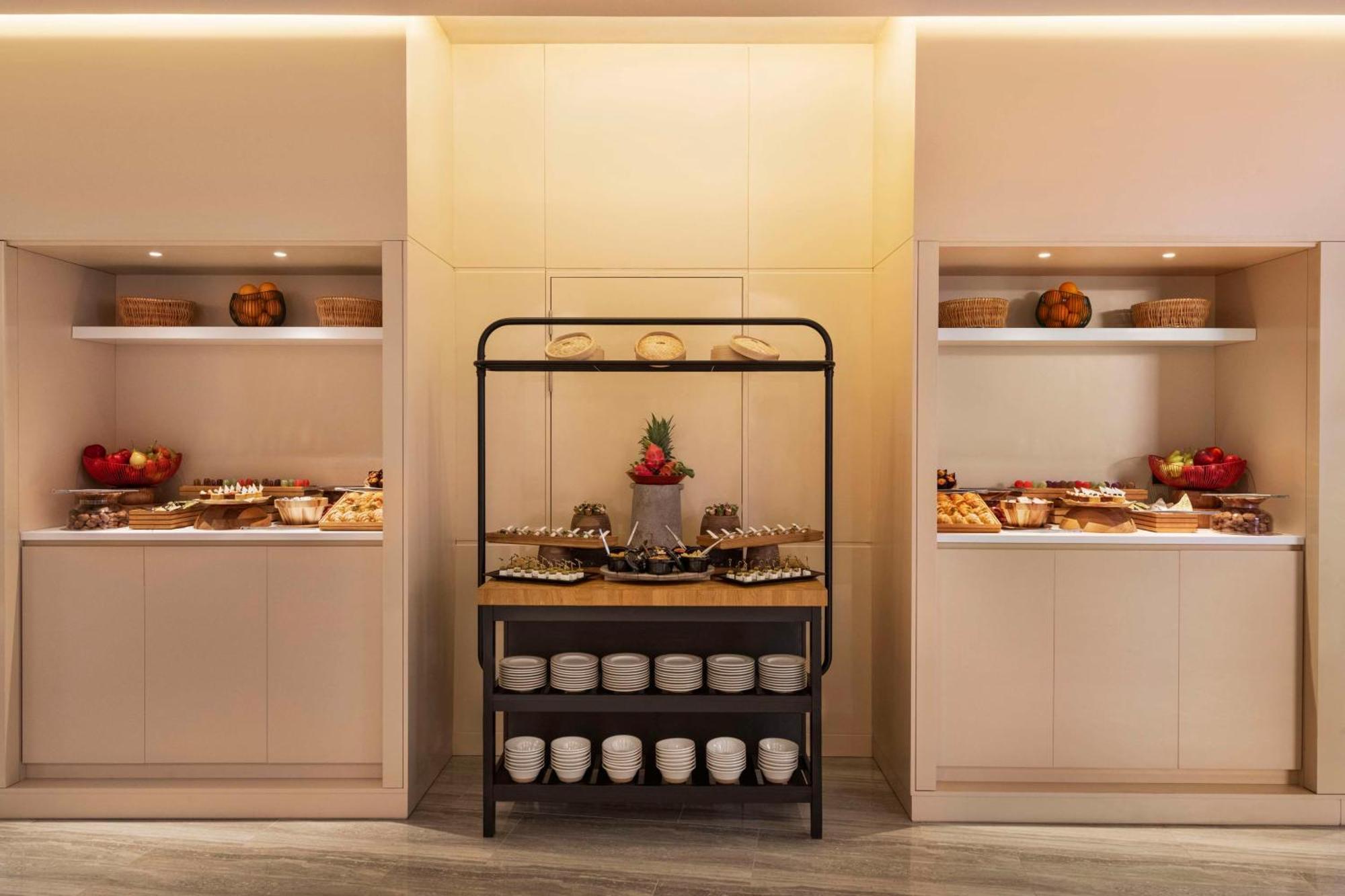 Radisson Blu Hotel Riyadh Convention And Exhibition Center Exteriér fotografie A buffet at a hotel