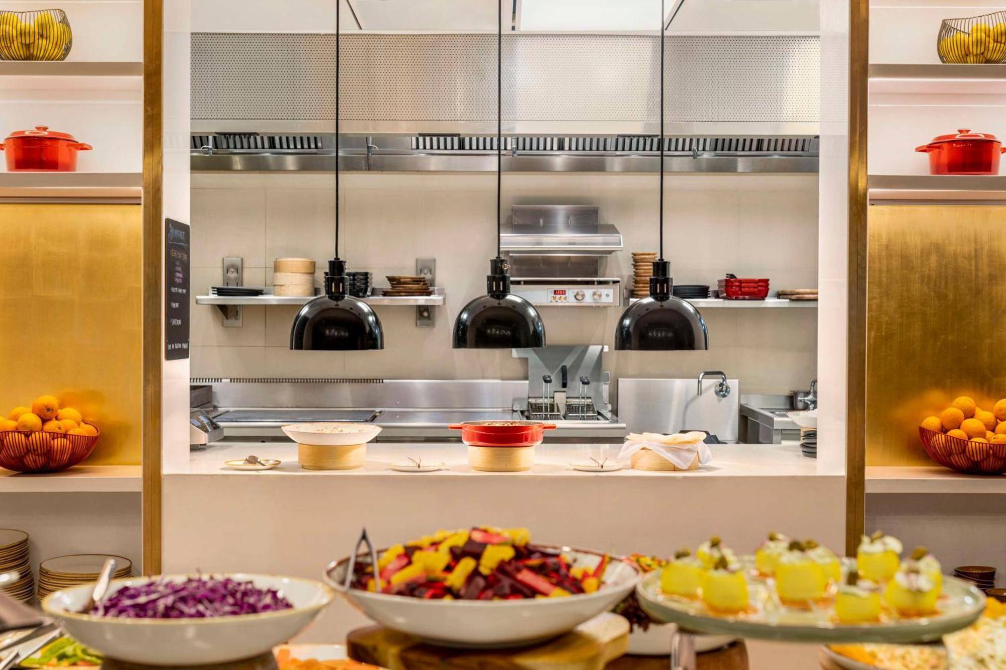 Radisson Blu Hotel Riyadh Convention And Exhibition Center Exteriér fotografie The kitchen at the restaurant