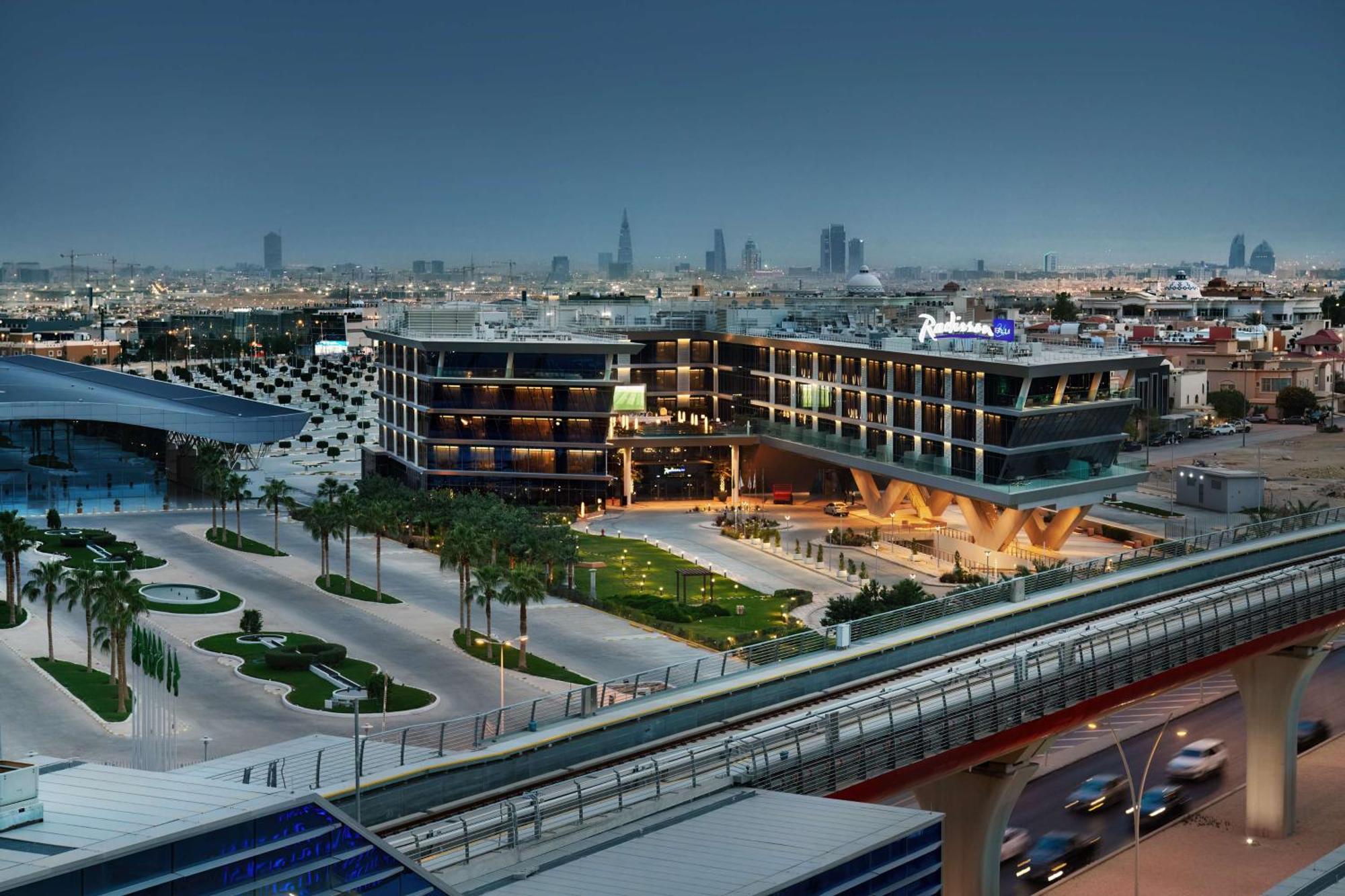 Radisson Blu Hotel Riyadh Convention And Exhibition Center Exteriér fotografie The station at night