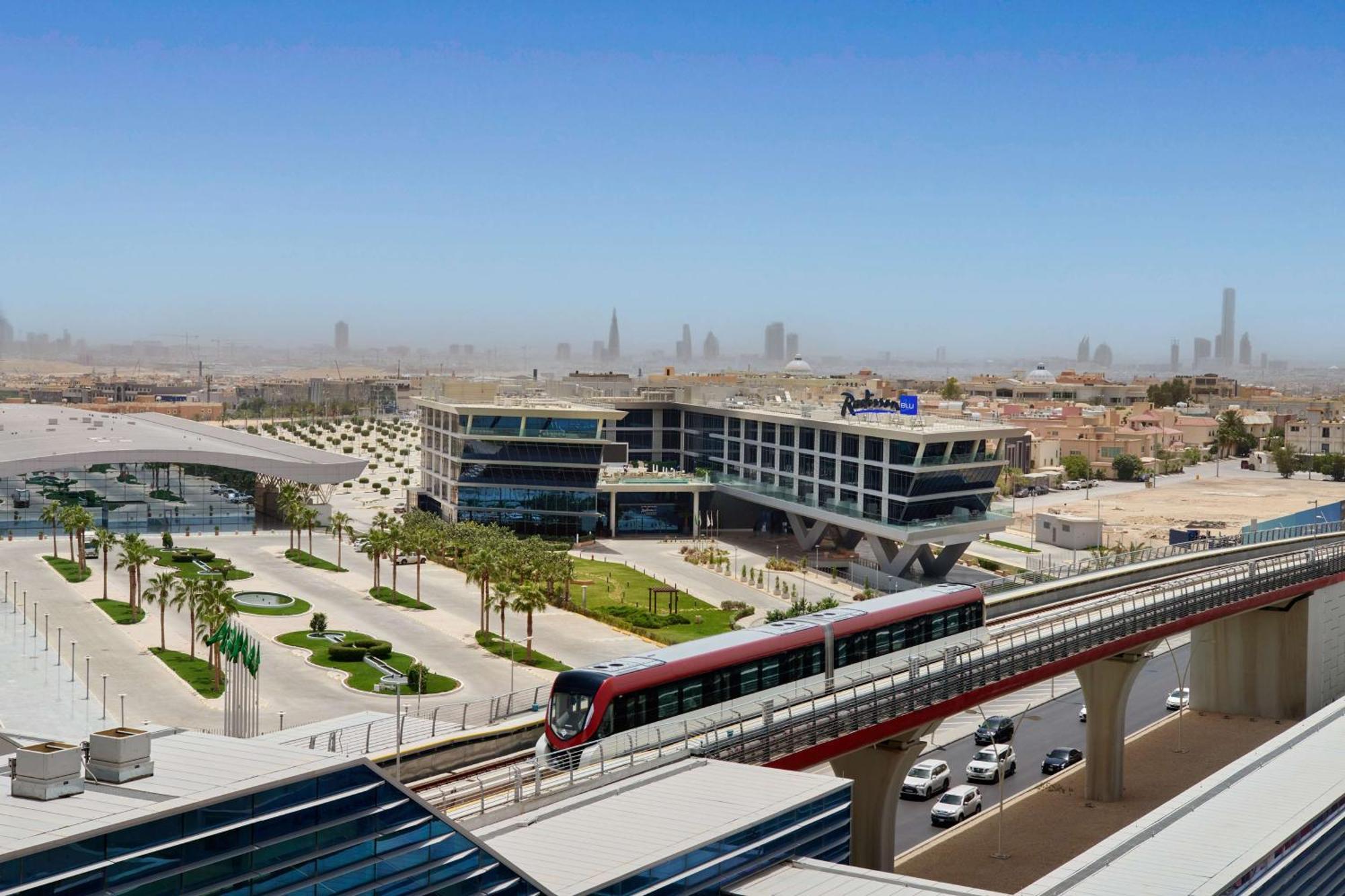 Radisson Blu Hotel Riyadh Convention And Exhibition Center Exteriér fotografie Al Suhail Metro Station