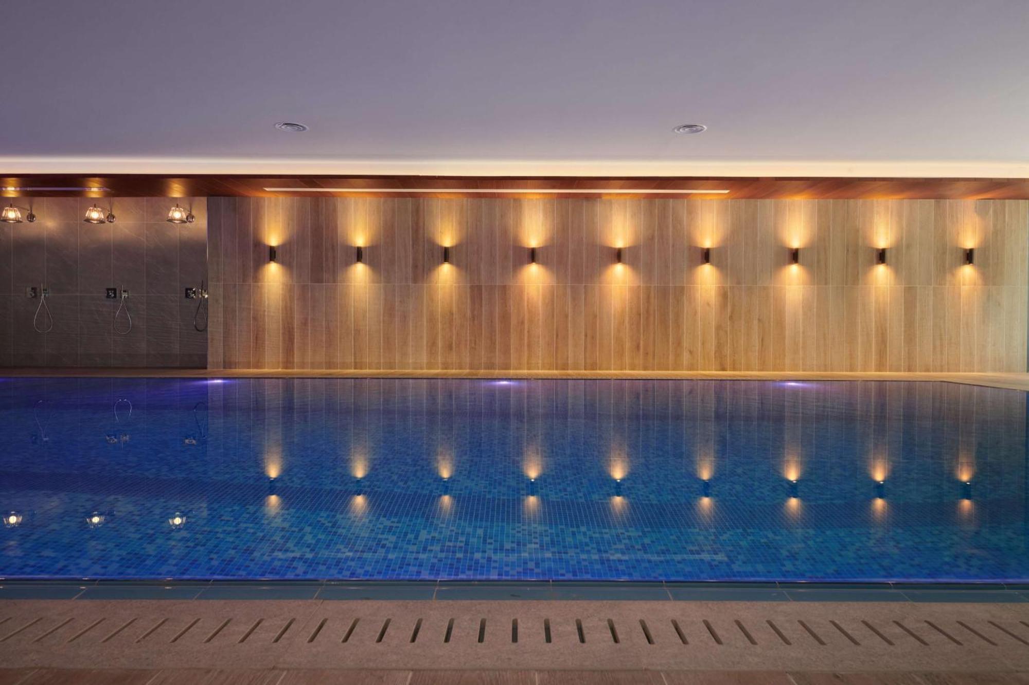 Radisson Blu Hotel Riyadh Convention And Exhibition Center Exteriér fotografie The swimming pool at The Dorchester
