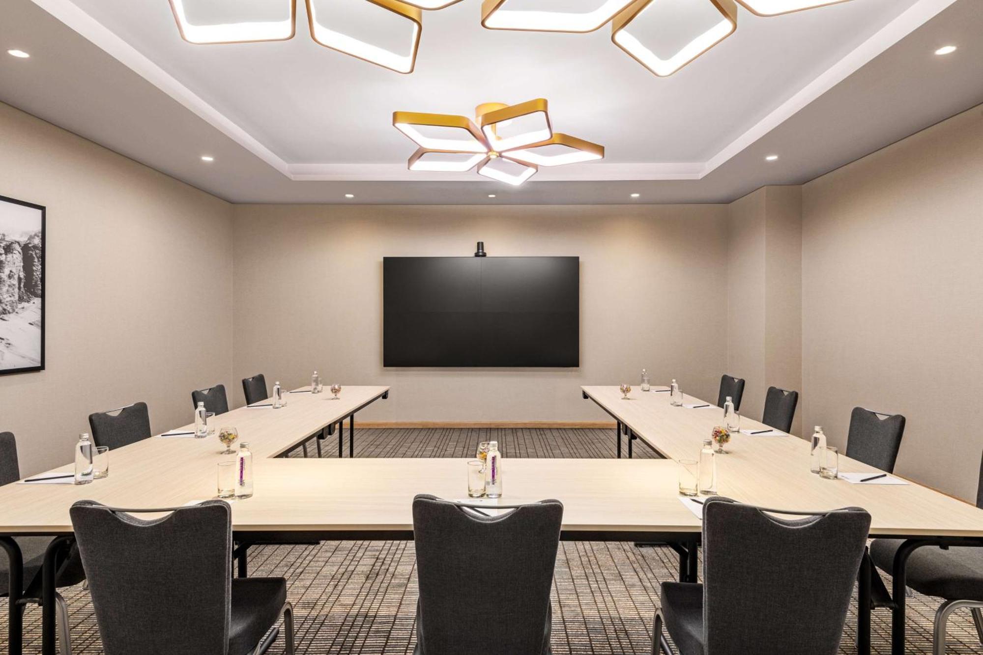 Radisson Blu Hotel Riyadh Convention And Exhibition Center Exteriér fotografie A meeting room at the Hilton Garden Inn