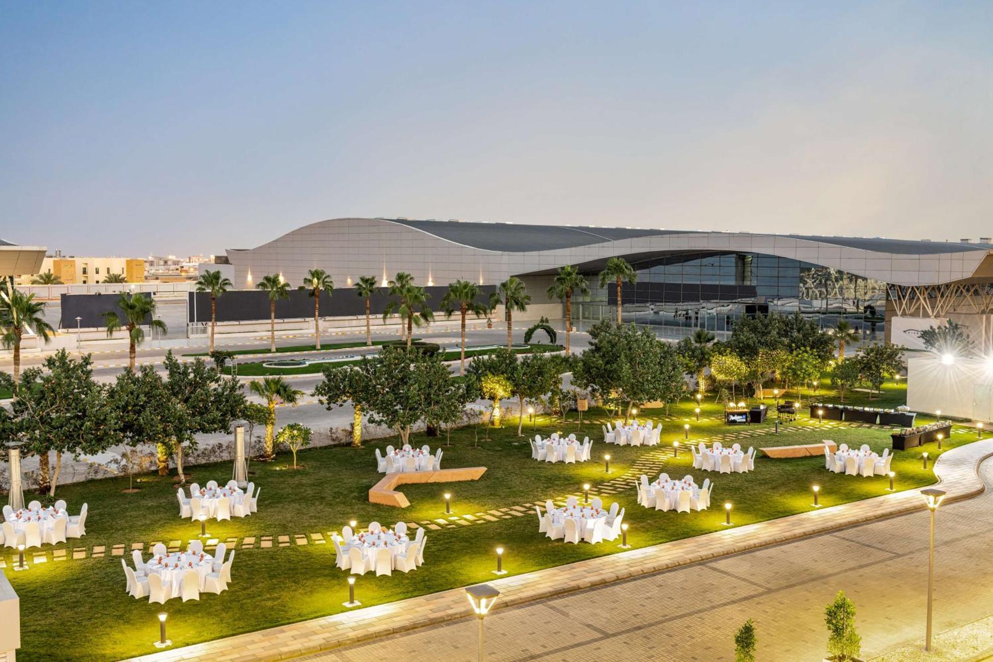 Radisson Blu Hotel Riyadh Convention And Exhibition Center Exteriér fotografie The lawn at the Ritz-Carlton, Riyadh
