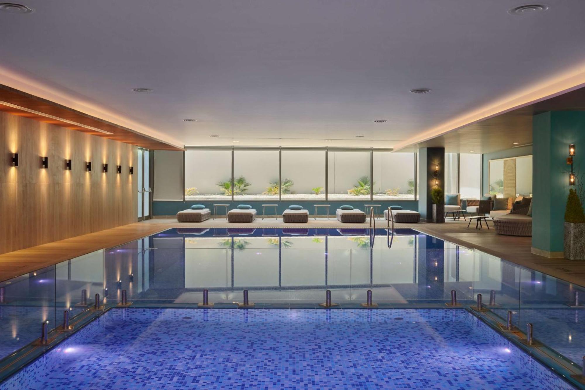 Radisson Blu Hotel Riyadh Convention And Exhibition Center Exteriér fotografie The swimming pool at The Dorchester