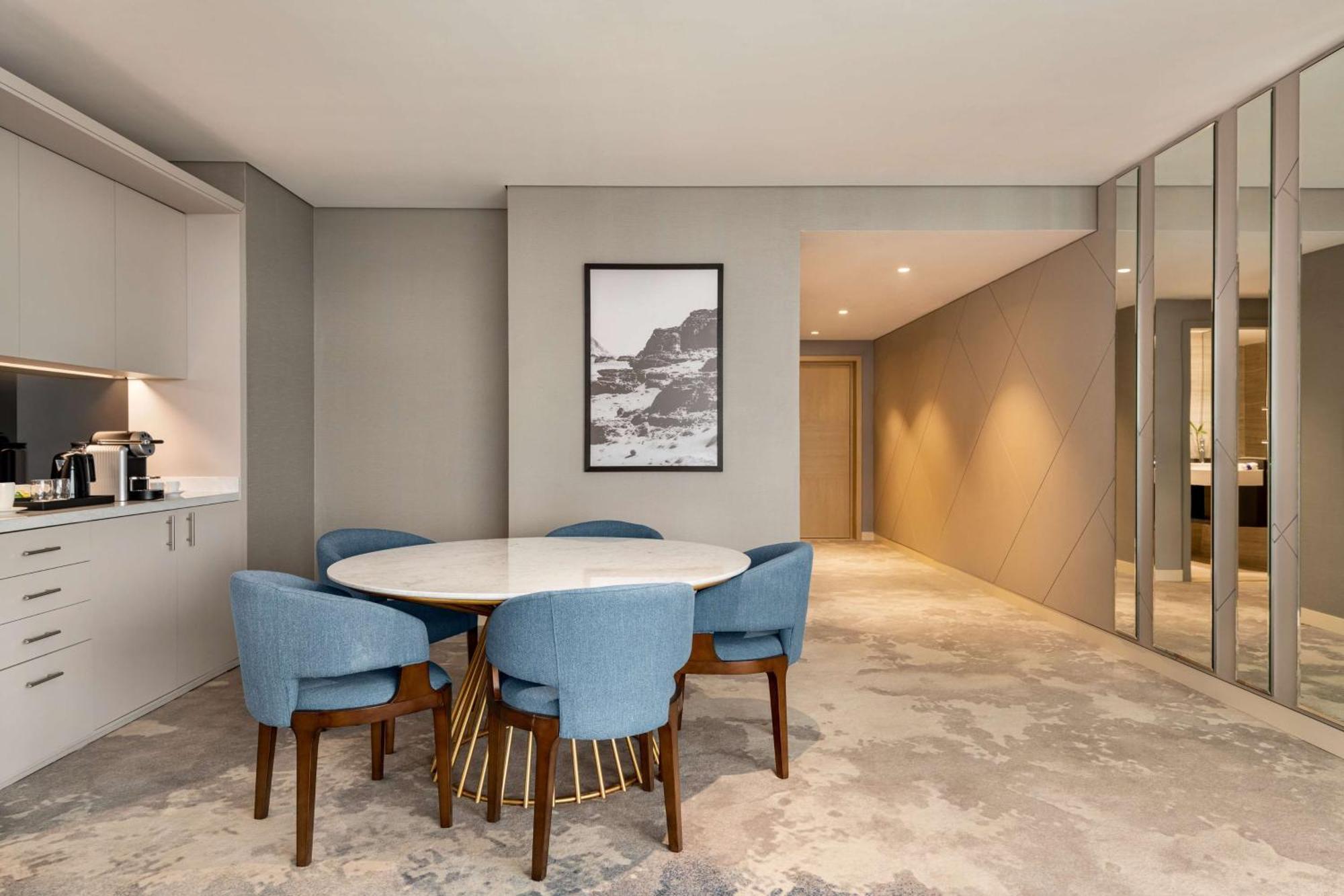 Radisson Blu Hotel Riyadh Convention And Exhibition Center Exteriér fotografie A suite at the hotel