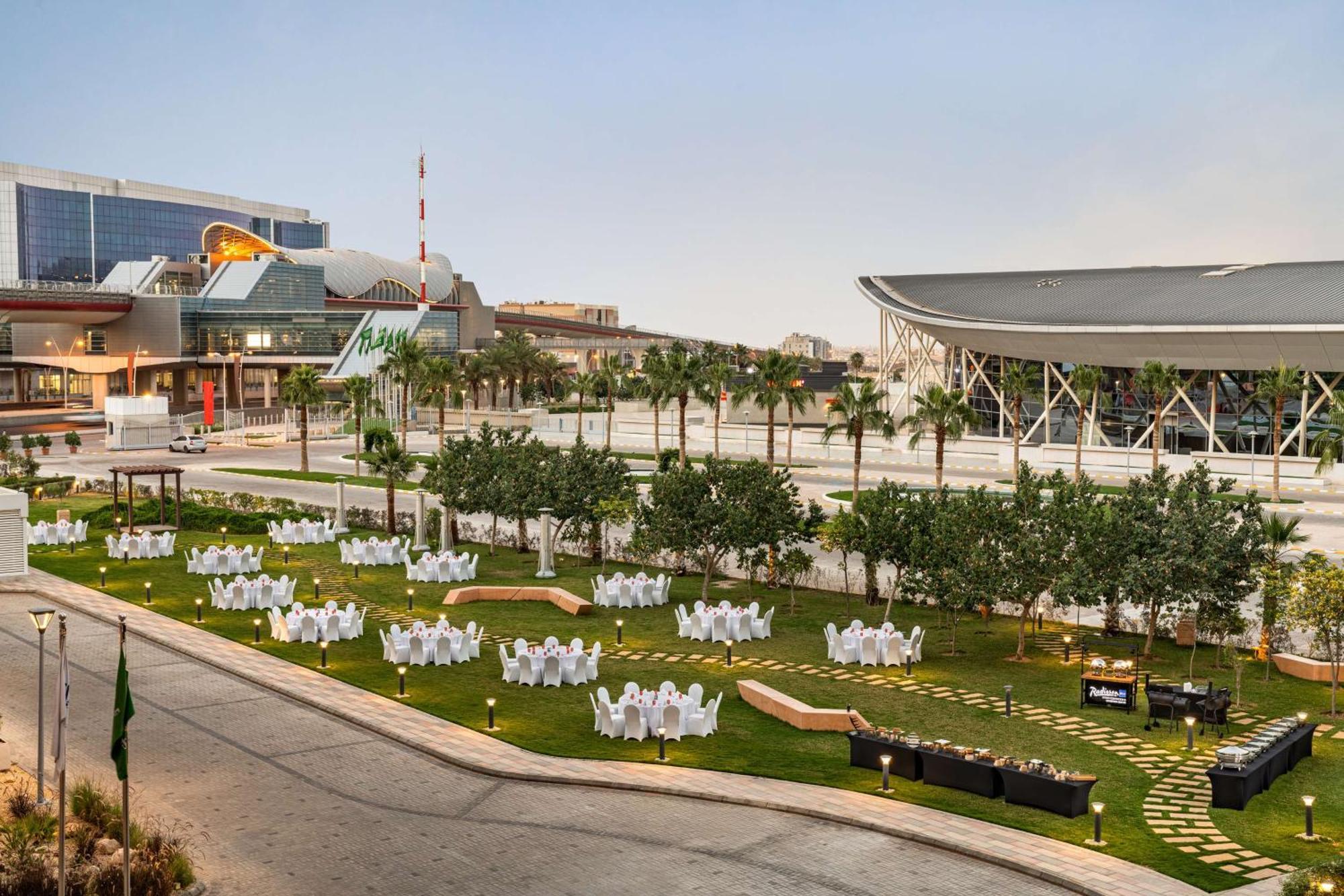 Radisson Blu Hotel Riyadh Convention And Exhibition Center Exteriér fotografie The Green