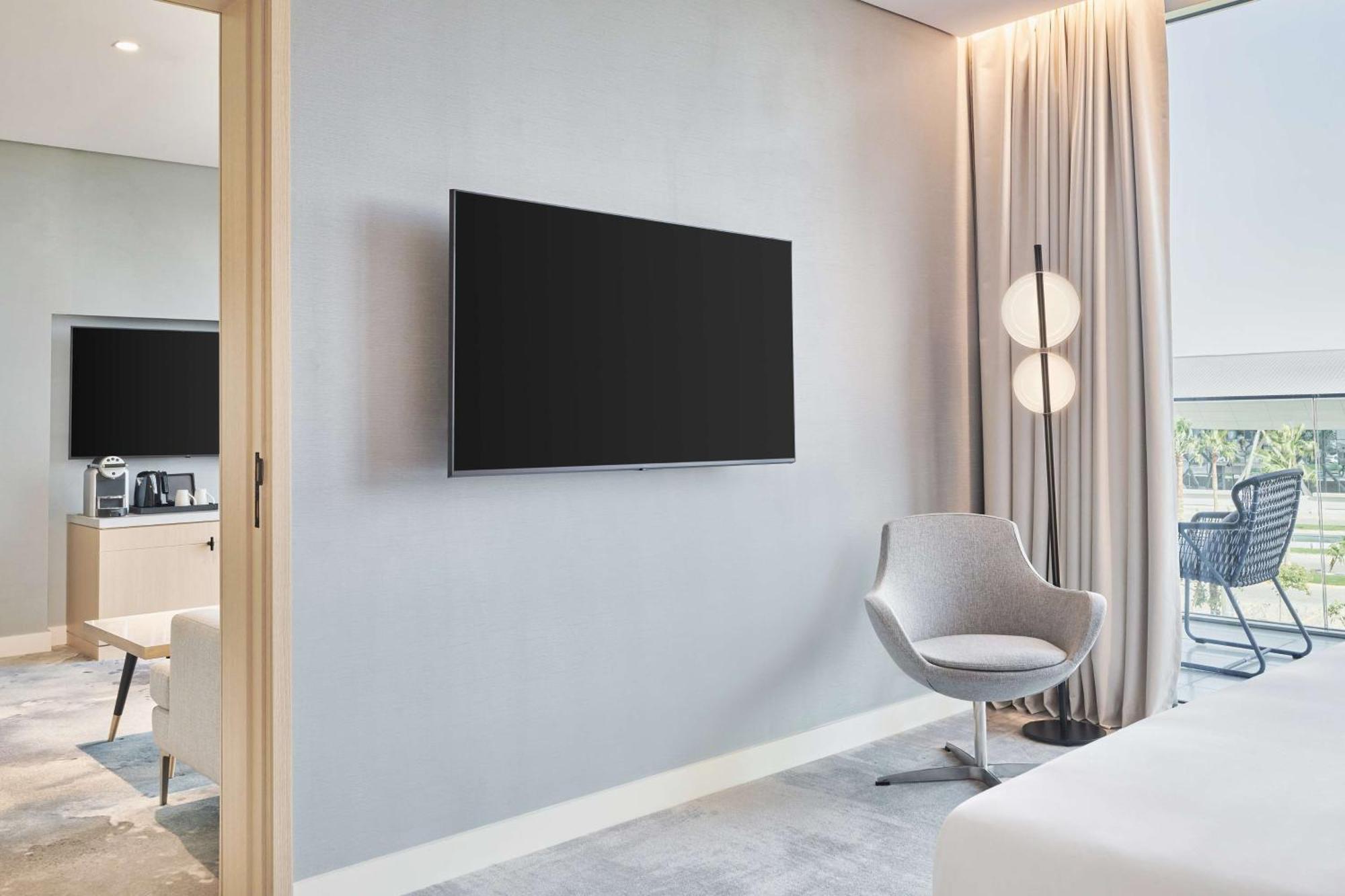 Radisson Blu Hotel Riyadh Convention And Exhibition Center Exteriér fotografie A wall-mounted television