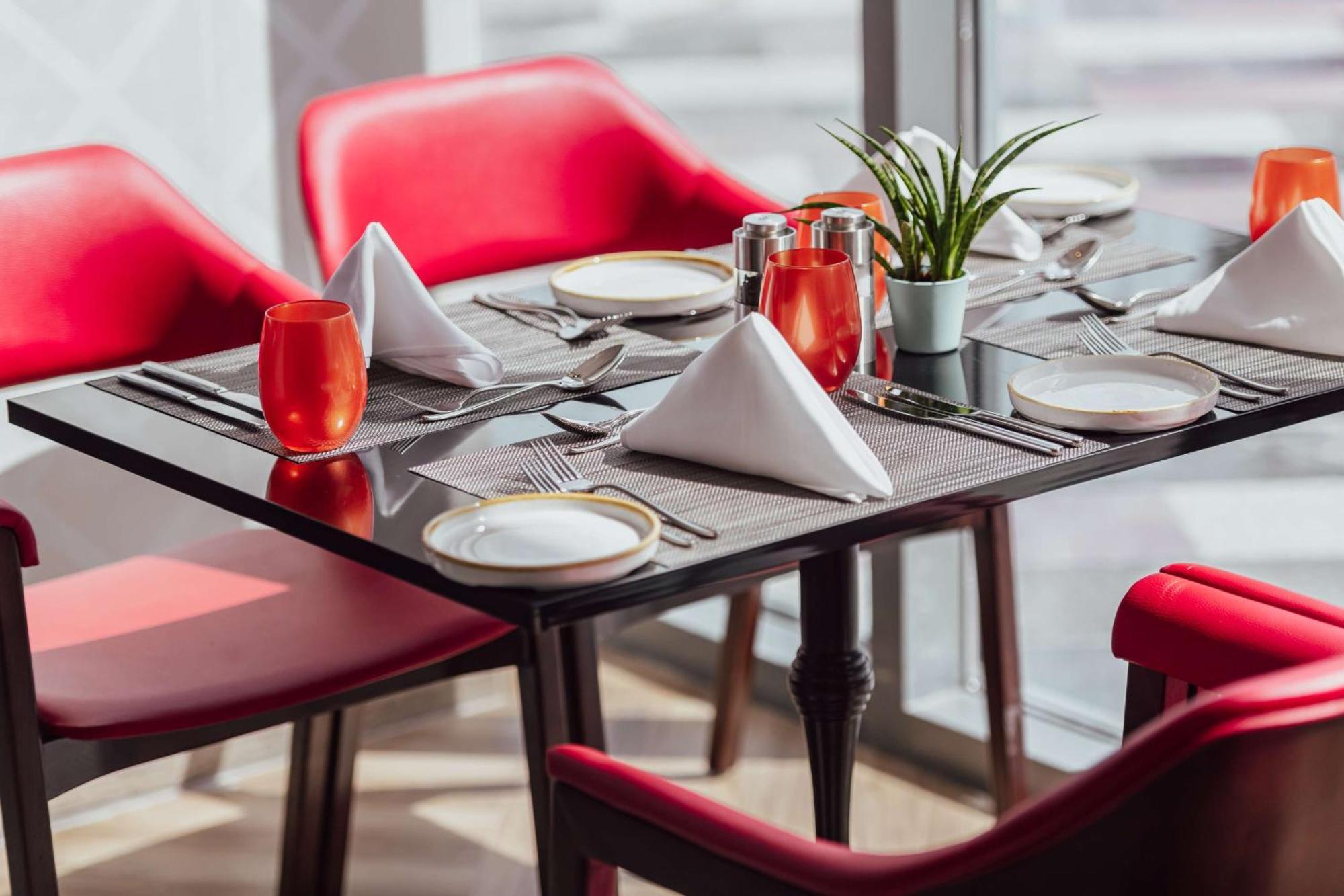 Radisson Blu Hotel Riyadh Convention And Exhibition Center Exteriér fotografie A table set for fine dining