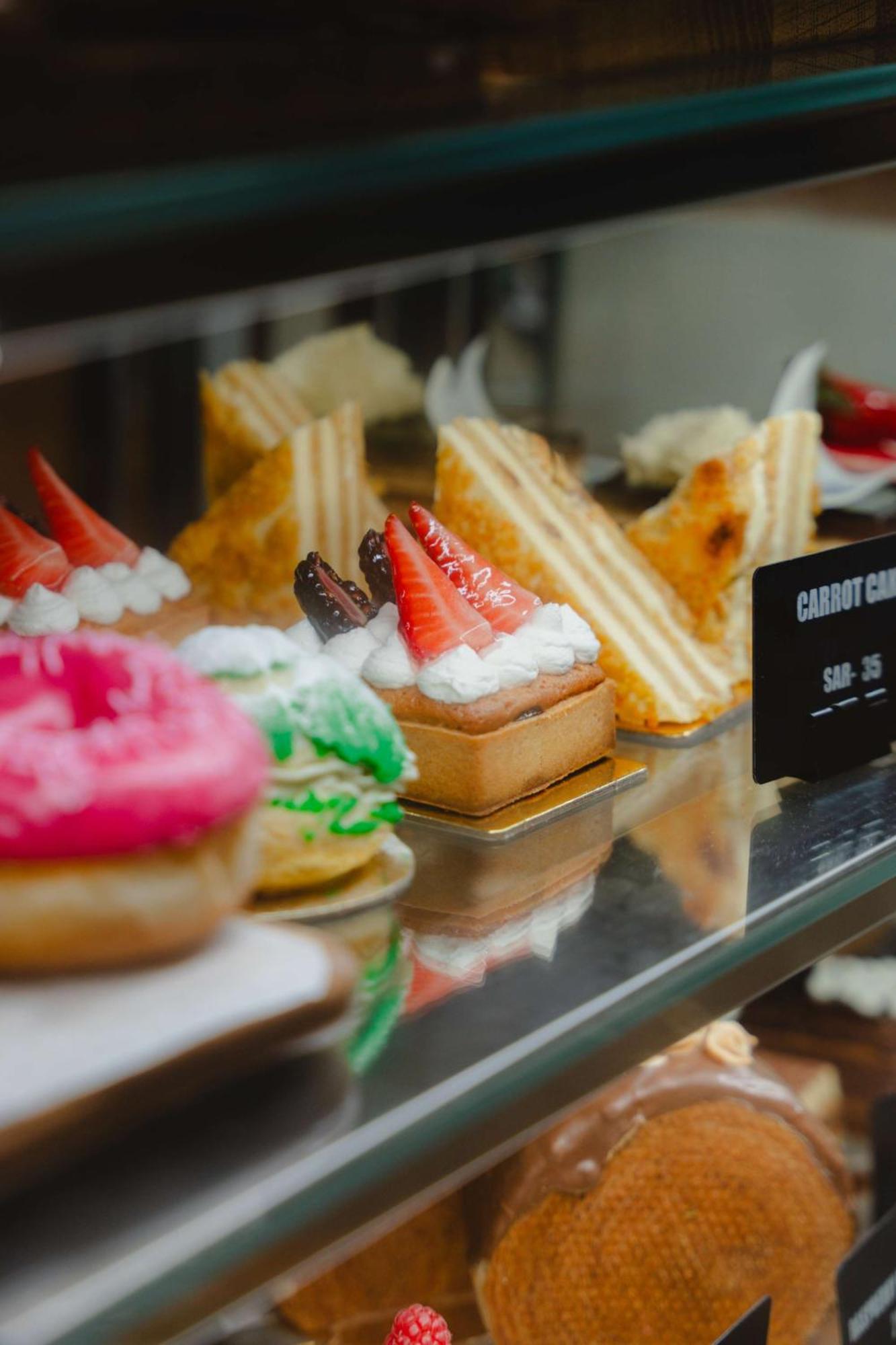 Radisson Blu Hotel Riyadh Convention And Exhibition Center Exteriér fotografie A display of pastries at a bakery in Singapore
